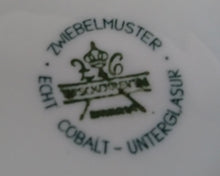 Lade das Bild in den Galerie-Viewer, 2er Set 2er KAFFEEGEDECKE - Porzellan, Echt Kobalt Zwiebelmuster Motiv Relief Dekor