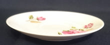 Lade das Bild in den Galerie-Viewer, UNTERTASSE - Porzellan, Rosenblumen Linien Striche Relief Dekor