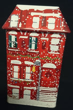 Lade das Bild in den Galerie-Viewer, DAUERGEBÄCKDOSE MIT DECKEL "Kitchen" - Metall / Blech, Haus Gebäude Winter Schnee Fenster Türen Motiv Dekor (G)