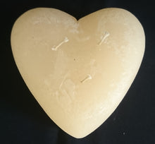 Lade das Bild in den Galerie-Viewer, STANDKERZE - Wachs / Kerzenmaterial, Warmweiß (Gelblich), Handarbeit, Herzform, 3 Dochte (G)