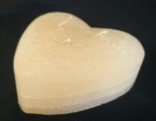 Lade das Bild in den Galerie-Viewer, STANDKERZE - Wachs / Kerzenmaterial, Warmweiß (Gelblich), Handarbeit, Herzform, 3 Dochte (G)