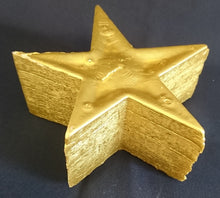 Lade das Bild in den Galerie-Viewer, STANDKERZE - Wachs / Kerzenmaterial, Goldend (Überzogen) Farbend, Handarbeit, Sternform, 1 Docht (G)
