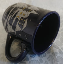 Lade das Bild in den Galerie-Viewer, GLÜHWEINTASSE - Keramik / Steingut, Abendliches Winterschnee Kirchen Dorf Gebäude Motiv Dekor, Wellco Design