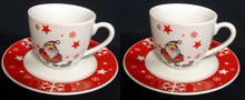 Lade das Bild in den Galerie-Viewer, 2er Set 3er KAFFEEGEDECKE "Santa" - Porzellan, Weihnachtsmann Nikolaus Sterne Schneeflocken Geschenke Motiv Dekor