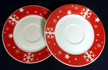 Lade das Bild in den Galerie-Viewer, 2er Set UNTERTASSEN "Santa" - Porzellan, Sterne Schneeflocken Motiv Dekor, Wellco Design