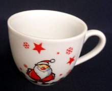Lade das Bild in den Galerie-Viewer, KAFFEETASSE "Santa"- Porzellan, Weihnachtsmann Nikolaus Sterne Schneeflocken Geschenke Motiv Dekor