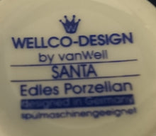 Lade das Bild in den Galerie-Viewer, KAFFEETASSE "Santa"- Porzellan, Weihnachtsmann Nikolaus Sterne Schneeflocken Geschenke Motiv Dekor