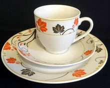 Lade das Bild in den Galerie-Viewer, KAFFEETASSE - Porzellan, Blatt Blätter Äste Zweige Geäst Linien Motiv Dekor