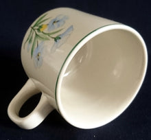 Lade das Bild in den Galerie-Viewer, 2er Set 3er KAFFEEGEDECKE - Keramik / Steingut, Blumenblüten Pflanzen Flora Randlinie Motiv Dekor