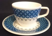 Lade das Bild in den Galerie-Viewer, UNTERTASSE - Porzellan, Geometrisches Strich Linien Rand Punkte Karo Motiv Dekor