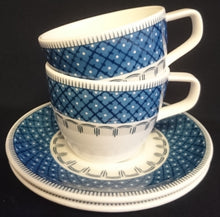 Lade das Bild in den Galerie-Viewer, KAFFEETASSE - Porzellan, Geometrisches Strich Linien Rand Punkte Karo Motiv Dekor