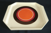 Lade das Bild in den Galerie-Viewer, BEILAGENSCHALE "Avantgarde" - Keramik / Steingut, Geometrisches Streifen Kreise Dekor, Mittig Orange