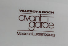 Lade das Bild in den Galerie-Viewer, BEILAGENSCHALE "Avantgarde" - Keramik / Steingut, Geometrisches Streifen Kreise Dekor, Mittig Orange