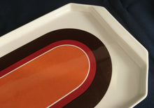 Lade das Bild in den Galerie-Viewer, KUCHENPLATTE "Avantgarde" - Keramik / Steingut, Längliche Form, Geometrisches Streifen Dekor, Mittig Orange