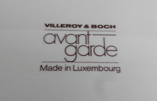 Lade das Bild in den Galerie-Viewer, KUCHENPLATTE "Avantgarde" - Keramik / Steingut, Längliche Form, Geometrisches Streifen Dekor, Mittig Orange