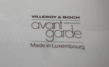Lade das Bild in den Galerie-Viewer, KUCHENPLATTE "Avantgarde" - Keramik / Steingut, Quadratische Form, Geometrisches Streifen Dekor