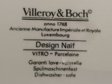 Lade das Bild in den Galerie-Viewer, BONBONIERESCHALE - Porzellan, Runde Schalen Form, Einfärbiges Linien Dekor, Naif Design (G)