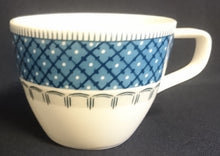 Lade das Bild in den Galerie-Viewer, KAFFEETASSE - Porzellan, Geometrisches Strich Linien Rand Punkte Karo Motiv Dekor