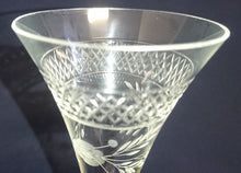 Lade das Bild in den Galerie-Viewer, SEKT GETRÄNKEGLAS - Kristallglas, Geometrisches Abstraktes Rosenblumen Mattiert Geschliffenes Dekor