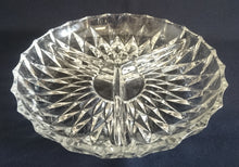 Lade das Bild in den Galerie-Viewer, GEBÄCKSCHALE - Hartglas, 3Kammer geteilt, Geometrisch Abstrakt Karo Quadrat Viereck Schliff Dekor