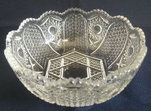 Lade das Bild in den Galerie-Viewer, DESSERTSCHALE - Hartglas, Geometrischer Abstrakter Karo Vierecke Quadrat Kreise Gewölbter Gezackter Randschliff Dekor