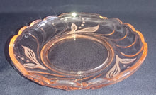 Lade das Bild in den Galerie-Viewer, DESSERTSCHALE - Hartglas, Blatt Blätter Linien Relief Schliff Dekor