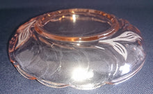 Lade das Bild in den Galerie-Viewer, DESSERTSCHALE - Hartglas, Blatt Blätter Linien Relief Schliff Dekor