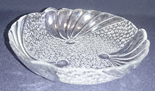 Lade das Bild in den Galerie-Viewer, BEILAGEN- SALATSCHALE - Hartglas, Pressglas Klar Punkte Bläschen Blasen Kreise Tupfen Quer Linien Abstrakt Motiv Dekor