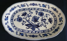 Lade das Bild in den Galerie-Viewer, BEILAGENPLATTE - Porzellan, Echt Kobalt Zwiebelmuster Motiv Relief Rand Dekor