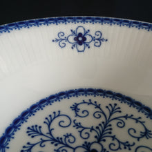 Lade das Bild in den Galerie-Viewer, GROßE BEILAGENSCHÜSSEL "Scharffeuer" - Porzellan, Kobalt Abstrakt Indischblau Strohblume Motiv Relieflinien Dekor