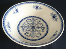 Lade das Bild in den Galerie-Viewer, MITTELGROßE BEILAGENSCHÜSSEL "Scharffeuer" - Porzellan, Kobalt Abstrakt Indischblau Strohblume Motiv Relieflinien Dekor