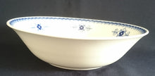 Lade das Bild in den Galerie-Viewer, MITTELGROßE BEILAGENSCHÜSSEL "Scharffeuer" - Porzellan, Kobalt Abstrakt Indischblau Strohblume Motiv Relieflinien Dekor