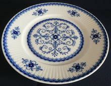 Lade das Bild in den Galerie-Viewer, SPEISETELLER "Scharffeuer" - Porzellan, Kobalt Abstrakt Indischblau Strohblume Motiv Relieflinien Dekor