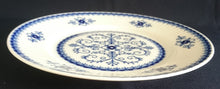Lade das Bild in den Galerie-Viewer, SPEISETELLER "Scharffeuer" - Porzellan, Kobalt Abstrakt Indischblau Strohblume Motiv Relieflinien Dekor