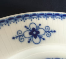 Lade das Bild in den Galerie-Viewer, SPEISETELLER "Scharffeuer" - Porzellan, Kobalt Abstrakt Indischblau Strohblume Motiv Relieflinien Dekor