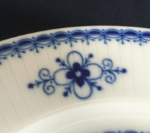 Lade das Bild in den Galerie-Viewer, 2er Set SPEISETELLER "Scharffeuer" - Porzellan, Kobalt Abstrakt Indischblau Strohblume Motiv Relieflinien Dekor