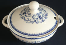 Lade das Bild in den Galerie-Viewer, SUPPENTERRINE MIT DECKEL "Scharffeuer" - Porzellan, Kobalt Abstrakt Indischblau Strohblume Motiv Relieflinien Dekor