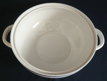 Lade das Bild in den Galerie-Viewer, SUPPENTERRINE MIT DECKEL "Scharffeuer" - Porzellan, Kobalt Abstrakt Indischblau Strohblume Motiv Relieflinien Dekor