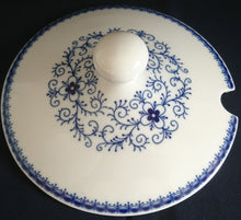 Lade das Bild in den Galerie-Viewer, SUPPENTERRINE MIT DECKEL "Scharffeuer" - Porzellan, Kobalt Abstrakt Indischblau Strohblume Motiv Relieflinien Dekor