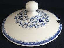 Lade das Bild in den Galerie-Viewer, SUPPENTERRINE MIT DECKEL "Scharffeuer" - Porzellan, Kobalt Abstrakt Indischblau Strohblume Motiv Relieflinien Dekor