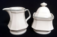 Lade das Bild in den Galerie-Viewer, 3er Set MILCHKÄNNCHEN & ZUCKERDOSE MIT DECKEL - Porzellan, Rand Linien Relief Motiv Dekor