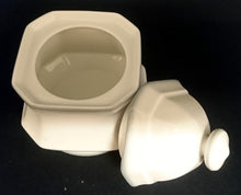 Lade das Bild in den Galerie-Viewer, 3er Set MILCHKÄNNCHEN & ZUCKERDOSE MIT DECKEL - Porzellan, Rand Linien Relief Motiv Dekor