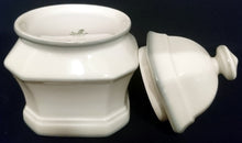 Lade das Bild in den Galerie-Viewer, 3er Set MILCHKÄNNCHEN & ZUCKERDOSE MIT DECKEL - Porzellan, Rand Linien Relief Motiv Dekor