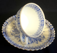 Lade das Bild in den Galerie-Viewer, KAFFEETASSE - Porzellan, China Blau Goldrand Relief Dekor