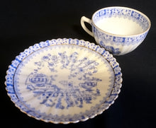 Lade das Bild in den Galerie-Viewer, 2er KAFFEEGEDECK - Porzellan, China Blau Goldrand Relief Dekor