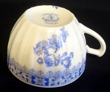 Lade das Bild in den Galerie-Viewer, KAFFEETASSE - Porzellan, China Blau Goldrand Relief Dekor