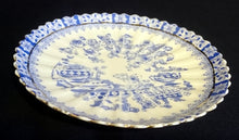 Lade das Bild in den Galerie-Viewer, UNTERTASSE - Porzellan, China Blau Goldrand Relief Dekor