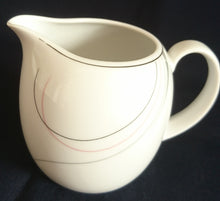Lade das Bild in den Galerie-Viewer, MILCHKÄNNCHEN - Porzellan, Linien Kurven Striche Motiv Dekor