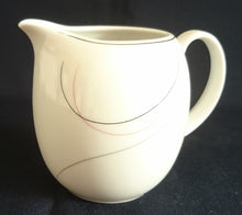 Lade das Bild in den Galerie-Viewer, MILCHKÄNNCHEN - Porzellan, Linien Kurven Striche Motiv Dekor