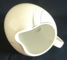 Lade das Bild in den Galerie-Viewer, MILCHKÄNNCHEN - Porzellan, Linien Kurven Striche Motiv Dekor